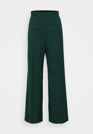 Pantalones de pierna ancha en verde oscuro, con una textura suave, cintura alta y plisados en la parte delantera. Sin herrajes ni estampados visibles.