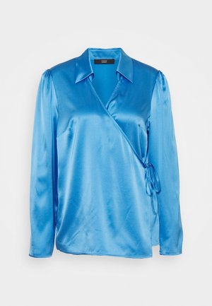 Blaue Satin-Wickelbluse mit langen Ärmeln, Kragen und seitlicher Schnürung auf einfarbigem Hintergrund.