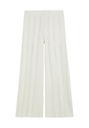 Pantalon blanc à jambes larges avec une texture à rayures verticales subtiles et un petit logo métallique rond sur la hanche droite, présenté à plat sur un fond blanc.