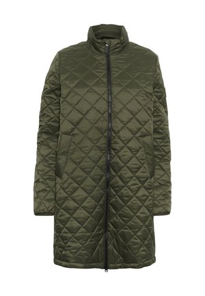 Manteau long matelassé de couleur vert foncé, présentant un col montant, une fermeture éclair à l'avant et deux poches latérales. Tissu lisse et brillant avec un motif en losange.