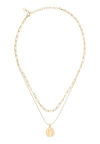 Collier double couche en ton or avec une chaîne en papier allongée et un pendentif texturé. Fermoir ajustable avec un petit détail en forme de cœur.