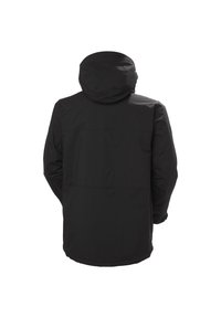 Chaqueta exterior negra con capucha, material impermeable y diseño de corte recto. La vista trasera muestra una textura suave sin acentos visibles.