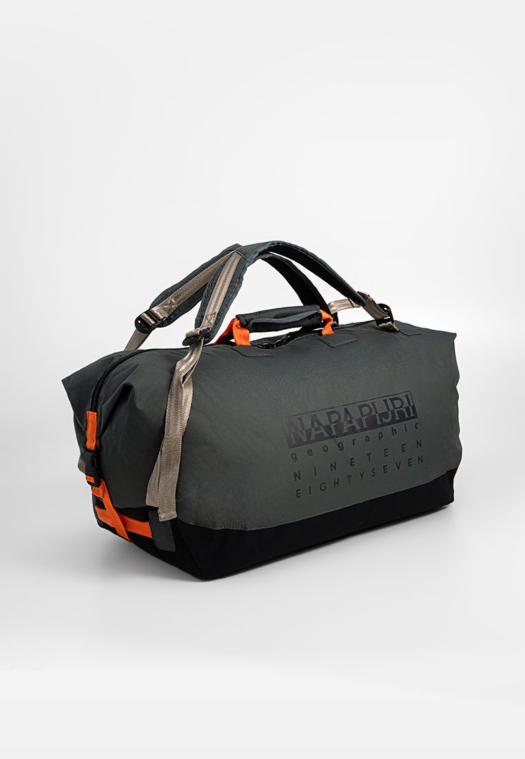 Sac de sport noir et gris avec des accents orange. Fabriqué en tissu durable, avec des doubles poignées en haut, une fermeture éclair et un lettrage logo à l'avant.