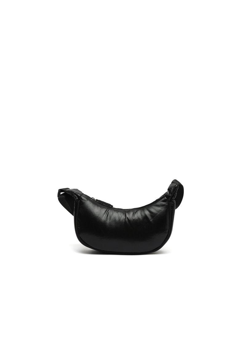Borsa a spalla in pelle nera con forma arrotondata, chiusura con zip e tracolla regolabile, caratterizzata da una texture liscia e un design minimalista.