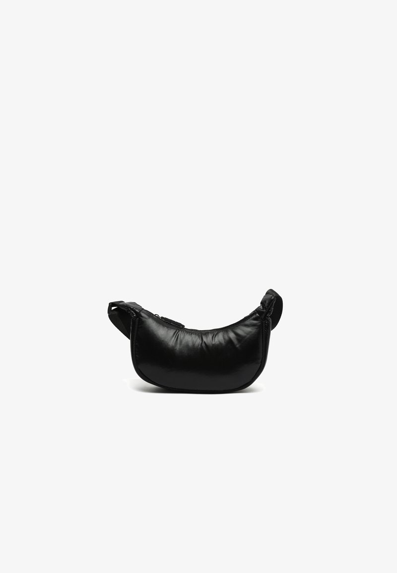 Sort læder skuldertaske med en afrundet form, lynlås-lukning og justerbar rem, der har en glat tekstur og minimalistisk design.