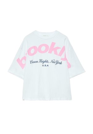 Witte oversized T-shirt met roze "Brooklyn" tekst diagonaal en blauwe "Crown Heights, New York U.S.A" tekst gecentreerd aan de voorkant.