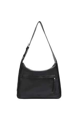 Schwarze Leder-Schultertasche mit gewölbtem Oberteil, einer vorderen Reißverschlusstasche und einem einzelnen verstellbaren Tragegurt. Elegante Textur mit minimalistischem Design.