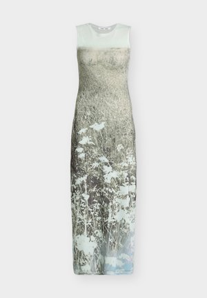 Μακρύ φόρεμα χωρίς μανίκια με μοτίβο εμπνευσμένο από τη φύση, με ψηλό γρασίδι και λευκά αγριολούλουδα που συγχωνεύονται από πάνω προς τα κάτω.