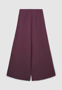 Pantaloni a gamba larga in viola intenso, realizzati in un tessuto liscio. Presentano pieghe in vita e un design pulito e minimalista.