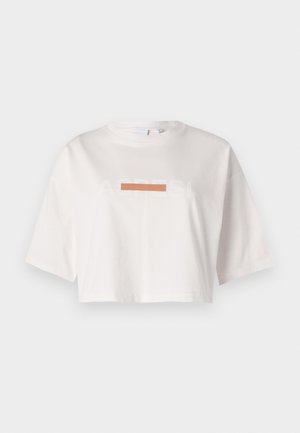 Hvit kortermet t-skjorte laget av bomull, med grafisk trykk av teksten "ACRESI" og en horisontal oransje stripe.