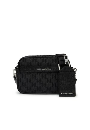 Čierna crossbody kabelka s textúrovaným logom Karl Lagerfeld, vzorom kohútej stopy a pripevnenou koženou visačkou so strieborným kovaním.