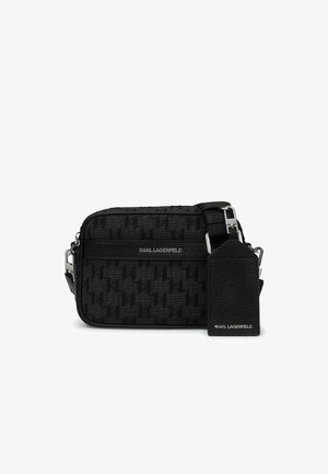 Čierna crossbody kabelka s textúrovaným logom Karl Lagerfeld, vzorom kohútej stopy a pripevnenou koženou visačkou so strieborným kovaním.