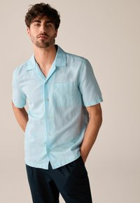 Next SHORT SLEEVE CUBAN COLLAR - Vapaa-ajan kauluspaita - light blue