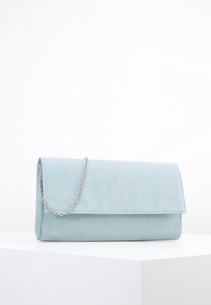 Hellblaues rechteckiges Clutch-Täschchen mit silberner Kettenriemen, auf einer weißen Oberfläche vor einem schlichten weißen Hintergrund platziert.