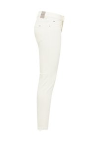 Weiße, figurbetonte Skinny-Jeans aus Denim mit ausgefranstem Saum, Fünf-Taschen-Design und dezentem Branding am Bund. Glatte Textur, formschmeichelnde Passform.