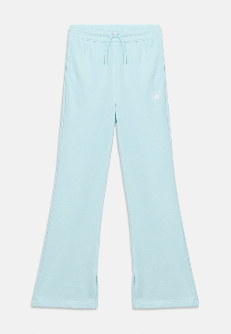 Pantalon de survêtement évasé bleu clair avec taille élastique, cordon de serrage, poches latérales et logo blanc Converse All Star sur la cuisse droite.