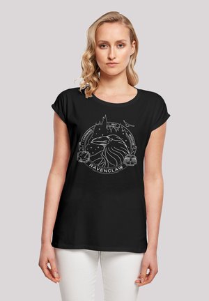 Must mustvalge t-särk, millel on vintage stiilis valge graafika, kus on kujutatud varblasi, lossi siluette ja tekst "RAVENCLAW", näidates keerukaid detaile.
