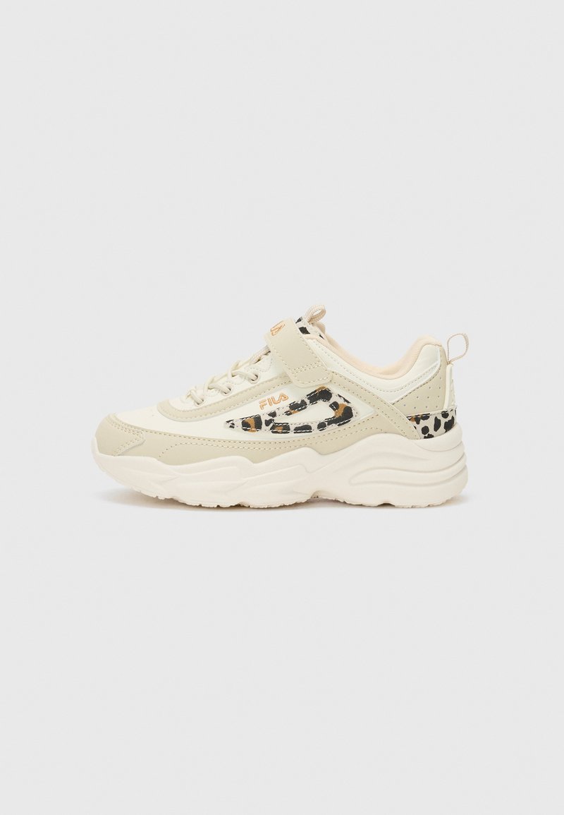 Beige Sneakers mit Leopardenmuster-Akzenten, featuring einer runden Zehenform, Schnürdesign und einem gepolsterten Kragen für Komfort.