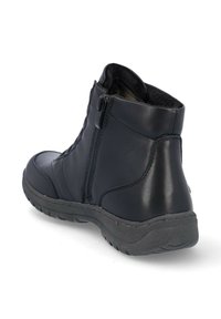 Botas tobilleras de cuero negro con un acabado suave, que presentan una cremallera lateral y una suela de goma texturizada para mayor agarre. Forradas en su interior para mayor comodidad.