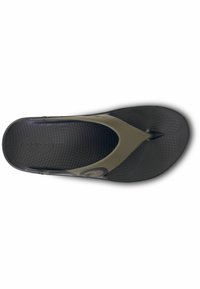 Mustad musta plätu õlipunase rihmaga ning tekstureeritud tallaga. Omab varba postit ja logodetaili rihmal.