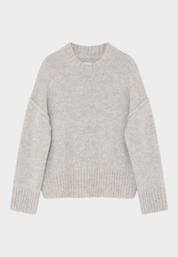 Camisola de malha cinzento claro com bainha canelada, mangas largas e gola redonda. Textura suave com um design casual.