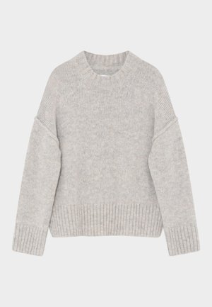 Svetlosivý pletený sveter s rebrovaným lemom, širokými rukávmi a okrúhlym výstrihom. Mäkká textúra so štýlom pre každodenné nosenie.