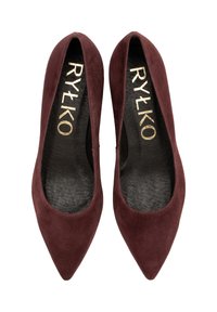 Burgundski semiš čevlji s koničastim prstom in izrezanim dizajnom ob straneh ter črnim teksturiranim podplatom. Zlati logotip natisnjen znotraj.