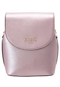 Kiiltävä vaaleanpunainen laukku läppäkannella, jossa on kultainen "GUESS kids" -logo ja musta reunus, sileällä pinnalla ja pyöreällä muotoilulla.