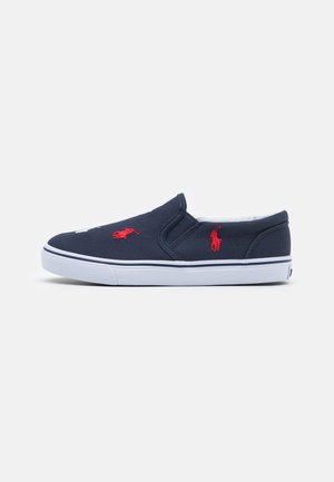 Granatowe buty sportowe typu slip-on z białą podeszwą, z czerwonymi haftowanymi logo gracza polo z boku i z przodu, prezentowane na białym tle.