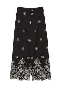 Schwarze Hosen mit filigraner weißer Blumenstickerei. Das Design umfasst Muster und einen geschwungenen Saum am Ende. Mit Knopfverschluss.