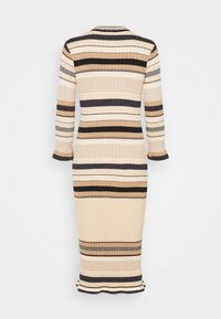 Abito a maglia a coste con maniche lunghe e silhouette aderente. Presenta strisce orizzontali in beige, marrone e tonalità scure. Orlo accentuato.
