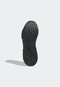 Svart gummisul med hexagonalt mönster, texturerat grepp och böjd form med en sektion märkt "adidas" och "SOPH."