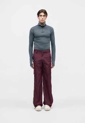 TAMEY - Cargo hlače - red amaranto