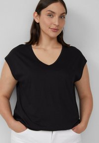 Zwart V-hals t-shirt met korte mouwen, gemaakt van zachte stof, met een ontspannen pasvorm en zonder zichtbare patronen of accenten.