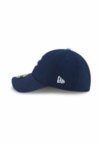 Marineblaues Baseballcap mit gebogenem Schirm, das ein weißes Logo auf der Vorderseite und einen blauen Akzent auf dem oberen Knopf hat. Weicher Stofftextur.
