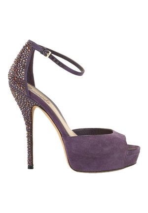 Sandale plateforme à talon haut violette avec bride à la cheville et strass scintillants sur le talon et la partie arrière supérieure.