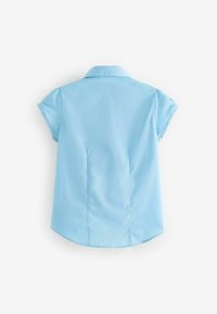 Camicia azzurra a maniche corte con colletto, caratterizzata da una texture liscia e un orlo curvo. Sul retro presenta due cuciture verticali per maggiore struttura.