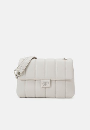 Bolso de hombro acolchado blanco con costuras verticales, cierre con solapa, correa de cadena plateada y un pequeño broche cuadrado con logo en el frente.