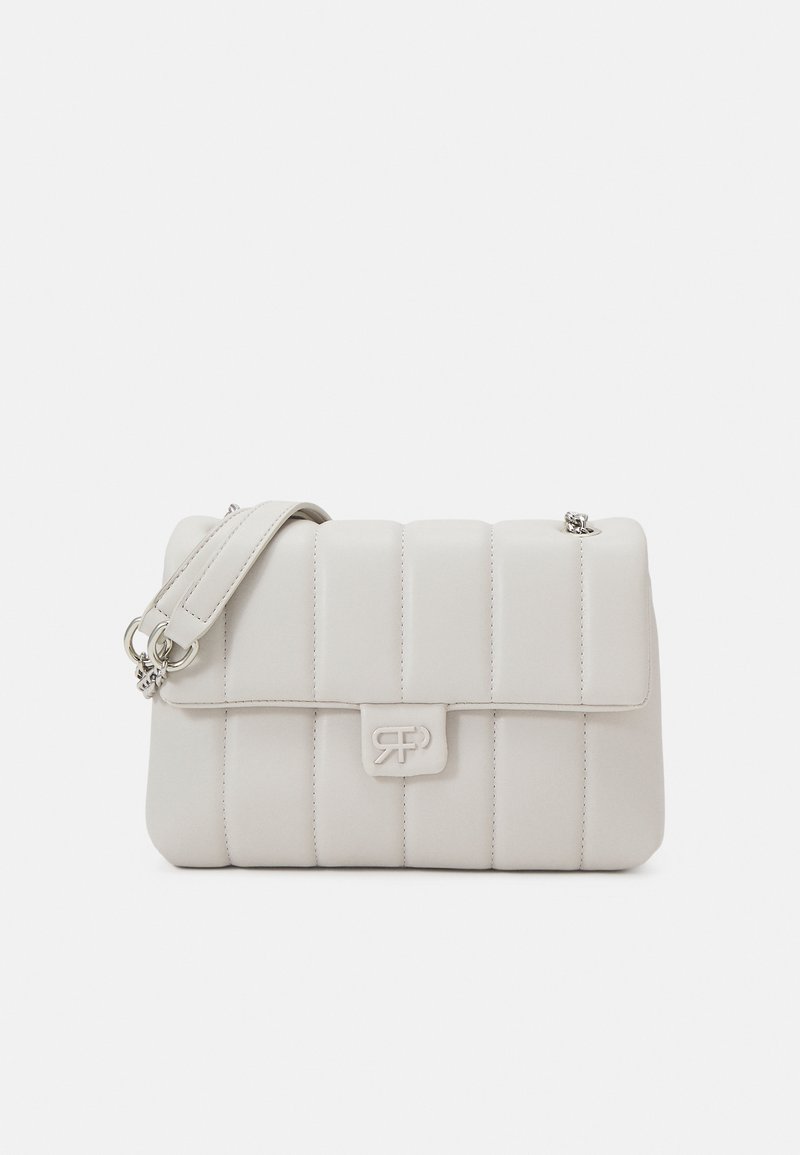 Sac à bandoulière blanc matelassé avec coutures verticales, fermeture à rabat, chaîne argentée en bandoulière et petite boucle logo carrée à l'avant.