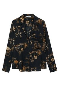 Camisa de manga larga en tela negra con un detallado patrón de paisaje dorado, cuello estándar y un bolsillo en el pecho.