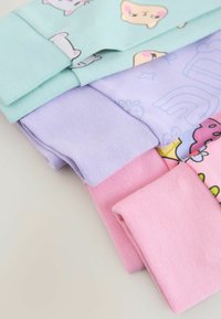 Quatre paires de chaussettes en coton pliées en vert menthe, lavande, rose et à motifs présentant des personnages de dessins animés. Texture douce, couleurs vibrantes.