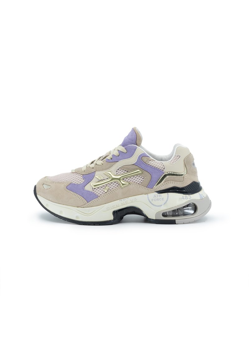 Beige und lavendelfarbene Sneaker aus Mesh- und Wildledermaterialien, mit einer dicken weißen Zwischensohle, dekorativen goldenen Akzenten und einer sichtbaren Luftdämpfungseinheit.