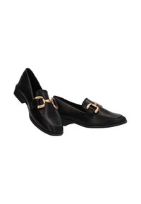 Mocasines de cuero negro con punta afilada, que presentan un acento de hebilla en tono dorado en la parte superior y un tacón bajo y texturizado.