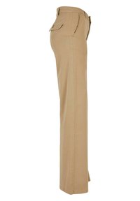 Khaki broek met een recht model, gemaakt van een katoenmix. Voorzien van zijzakken en achterzakken met klep en knoopdetail.