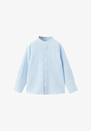 Svetlomodrá a bielo pruhovaná košeľa s dlhým rukávom, s golierom typu pásik a bielymi gombíkmi na prednej strane.