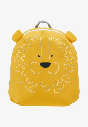 Dzeltena mugursoma, kas veidota kā lauva, ar strukturētu audumu, izšūtām detaļām un pelēku rokturi augšpusē vieglai nēsāšanai.