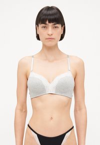 Grijze bralette met kantafwerking, zachte textuur, diepe halslijn en verstelbare zilveren bandjes. Draag met een zwarte kanten string.