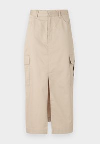Jupe cargo beige en coton, dotée d'une fente devant, de poches plaquées sur les côtés et d'une fermeture à bouton à la taille. Texture lisse sur l'ensemble.