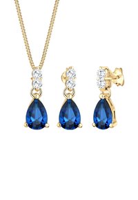 Gouden sieradenset met een ketting en bijpassende oorbellen. De stukken hebben blauwe druppelvormige stenen en heldere ronde accenten.