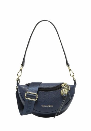 Sac bandoulière en cuir bleu marine en forme de demi-lune avec fermeture éclair dorée, breloque décorative, sangle en tissu réglable et poignée courte en cuir.
